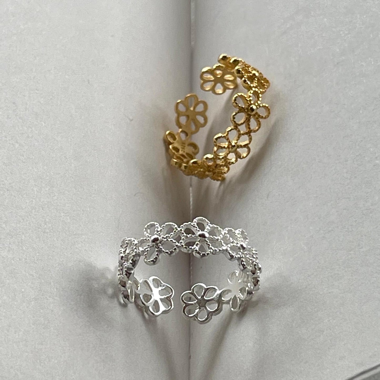 Anillo de Plata de Ley S925 para Mujer con Diseño Floral Minimalista y Acabado Bañado