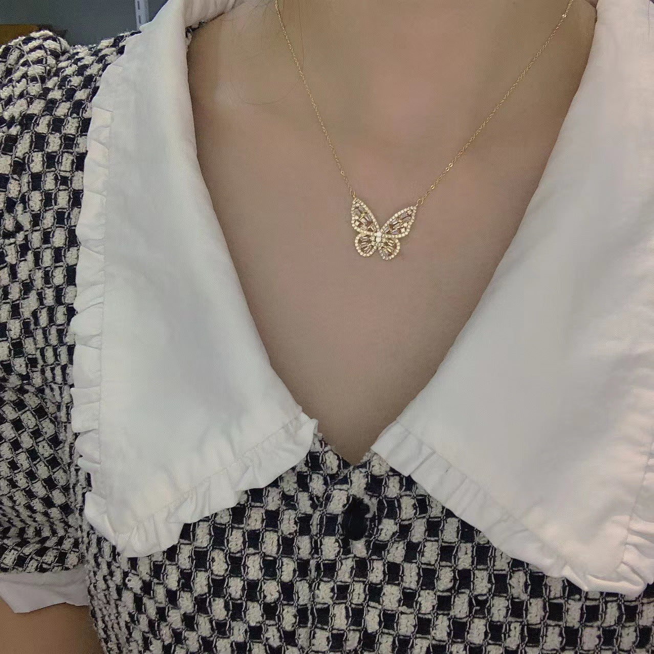 Collana con Ciondolo a Farfalla Minimalista da Donna in Acciaio al Titanio con Placcatura in Oro 18K su Catena a O
