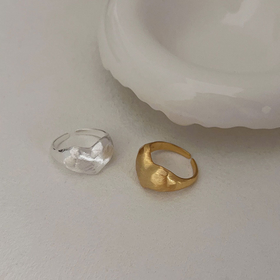 Anillo minimalista de plata de ley 925 con forma de corazón, acabado pulido y detalle de grano cuadrado biselado