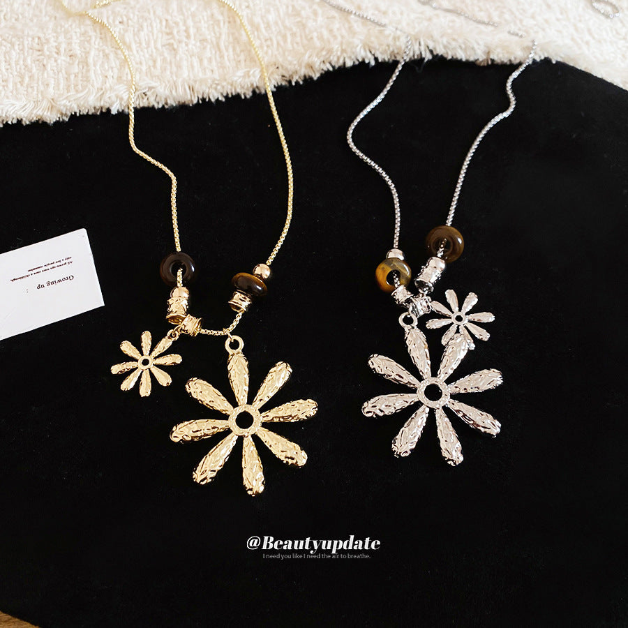 Collana minimalist con ciondolo floreale in occhio di tigre, elegante, da donna, con catena in lega placcata oro e stile catena maglione