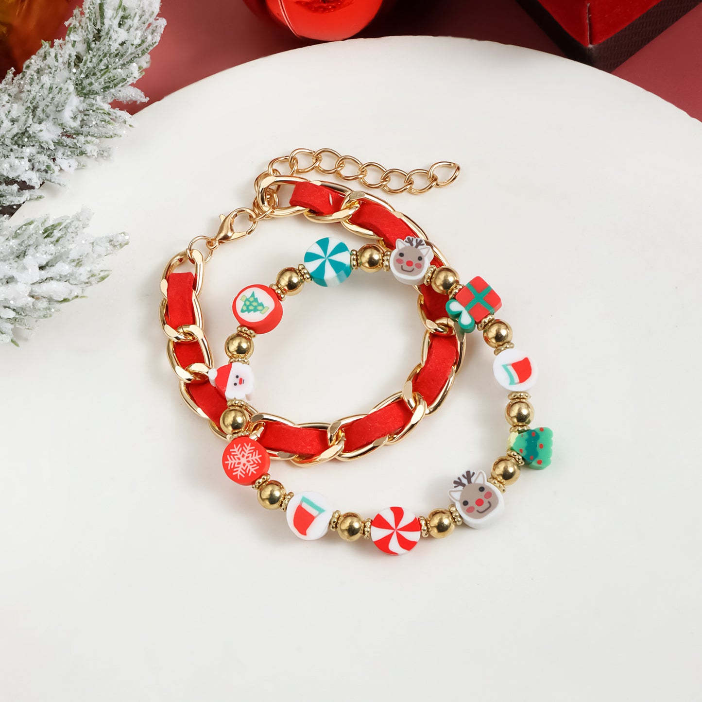 Pulsera de Cuentas de Arcilla Polimérica Colorida y Creativa para Mujer con Forma Geométrica, Acabado Chapado y Acentos de Campana Navideña