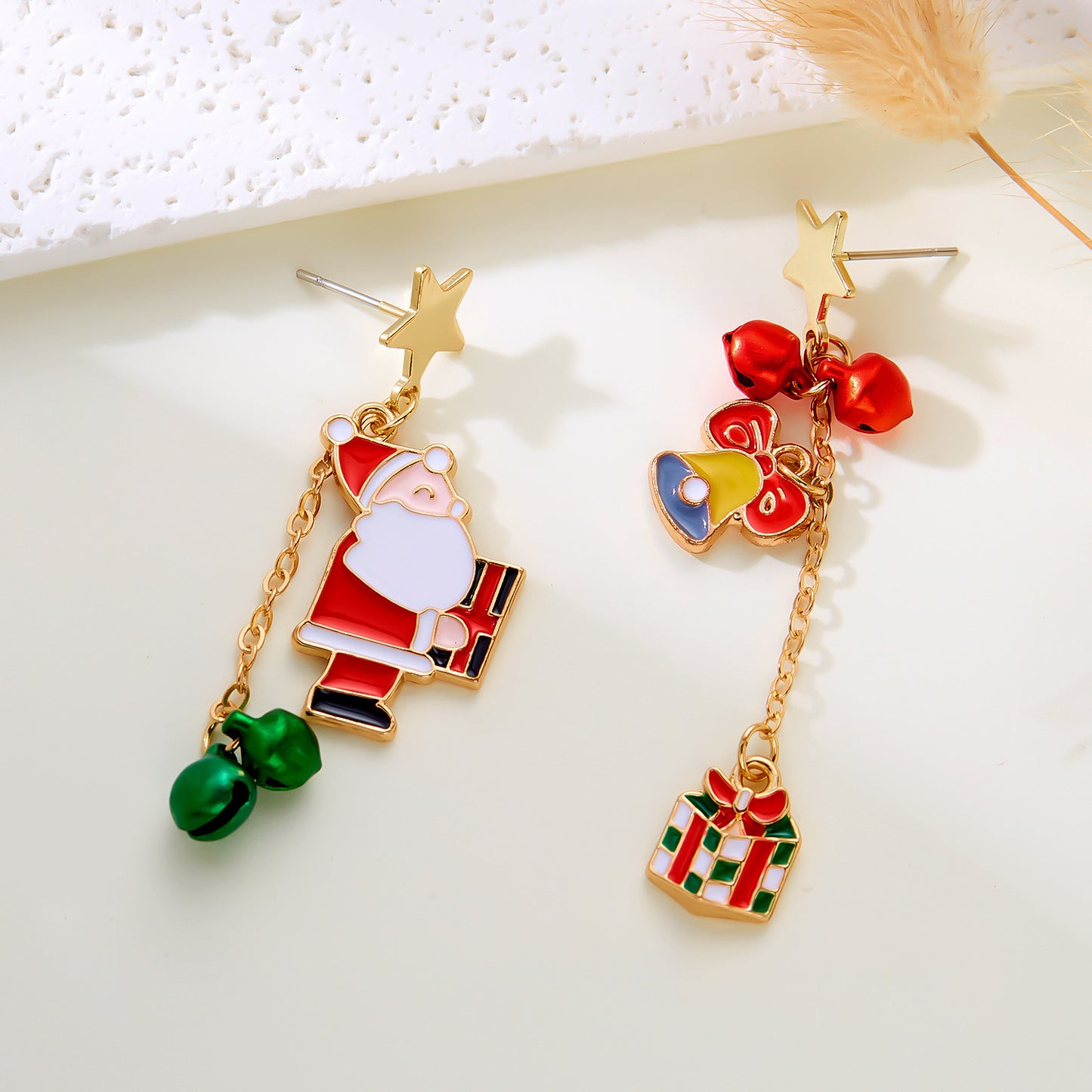 Pendientes de Navidad de aleación a la moda con forma de lazo y acabado chapado para mujer, con motivos navideños de copos de nieve, renos y Papá Noel.