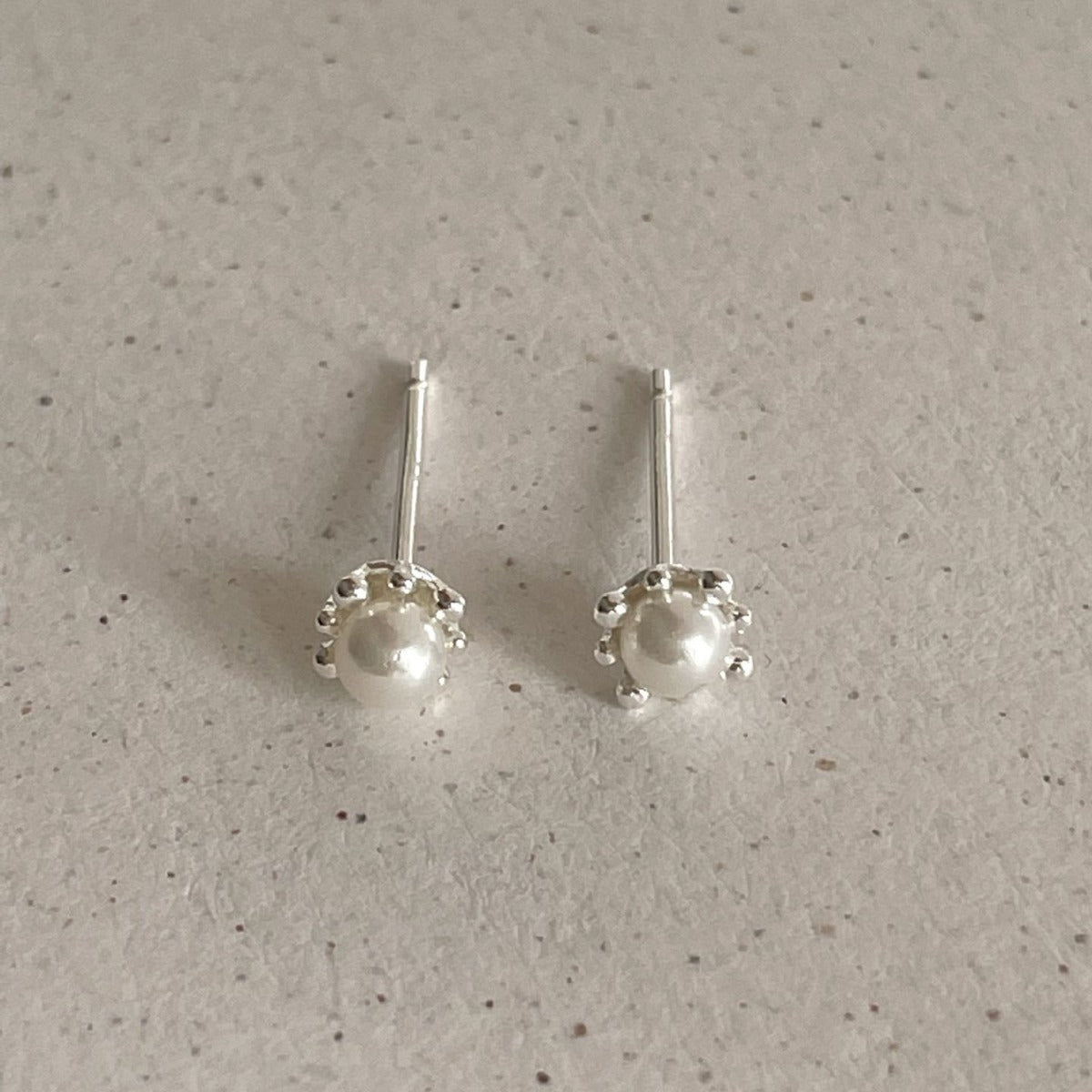 Aretes de perlas con forma de letra minimalista de plata de ley 925 con baño de oro