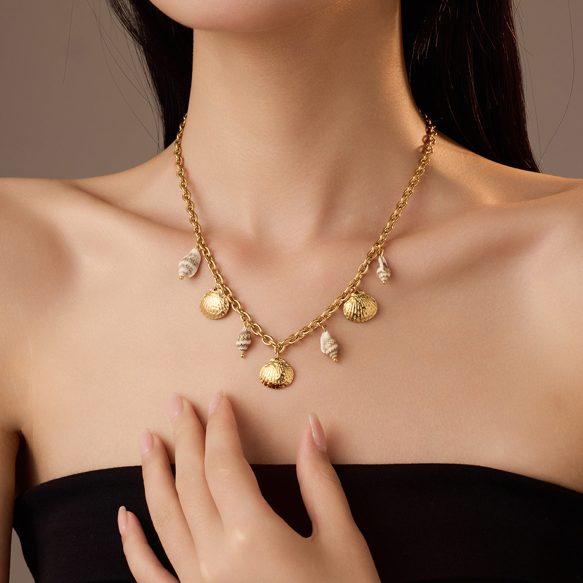 Collar con colgante de concha marina natural inspirado en el océano de acero de titanio con chapado en oro de 18 quilates para mujer