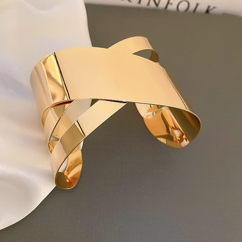 Pulsera Cóncava Irregular Minimalista para Mujer en Aleación de Latón con Acabado Galvánico