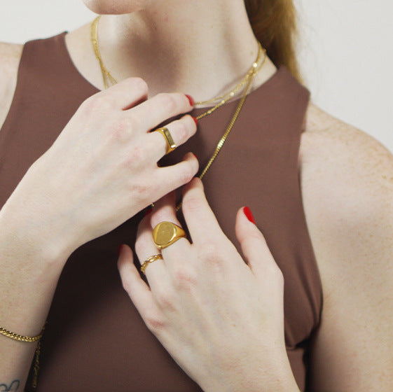 Anillo de banda simple de acero inoxidable chapado en oro de 18 quilates con diseño geométrico de moda para mujer