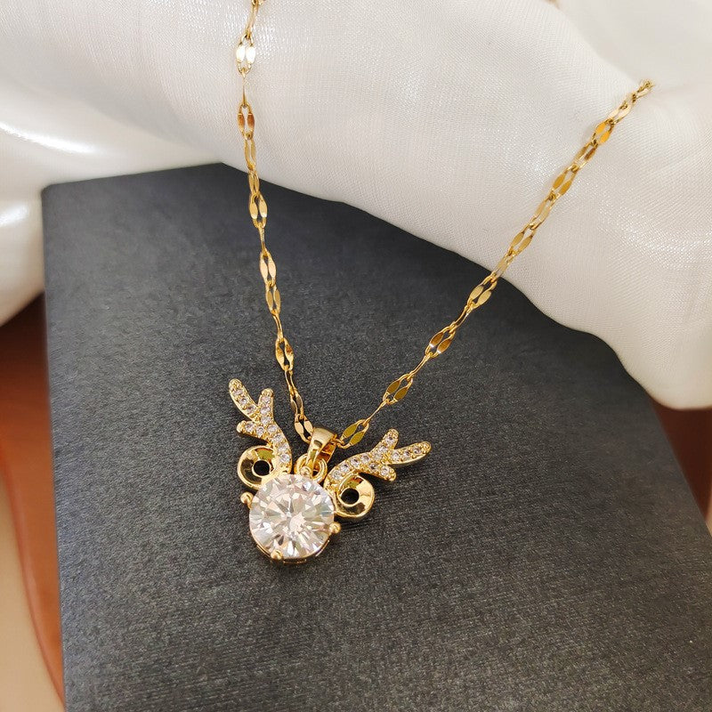 Collana minimalista da donna in acciaio al titanio a forma di cervo con finitura placcata, catena clavicola in stile medaglione raffinata