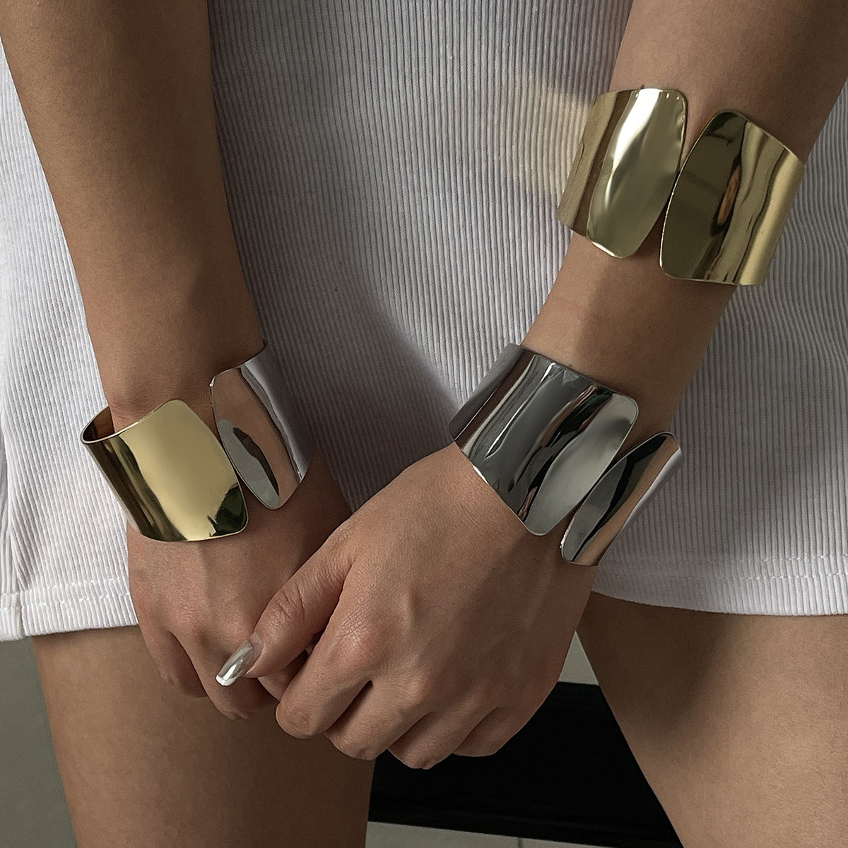 Bracciale da polso aperto in metallo liscio geometrico bicolore personalizzato