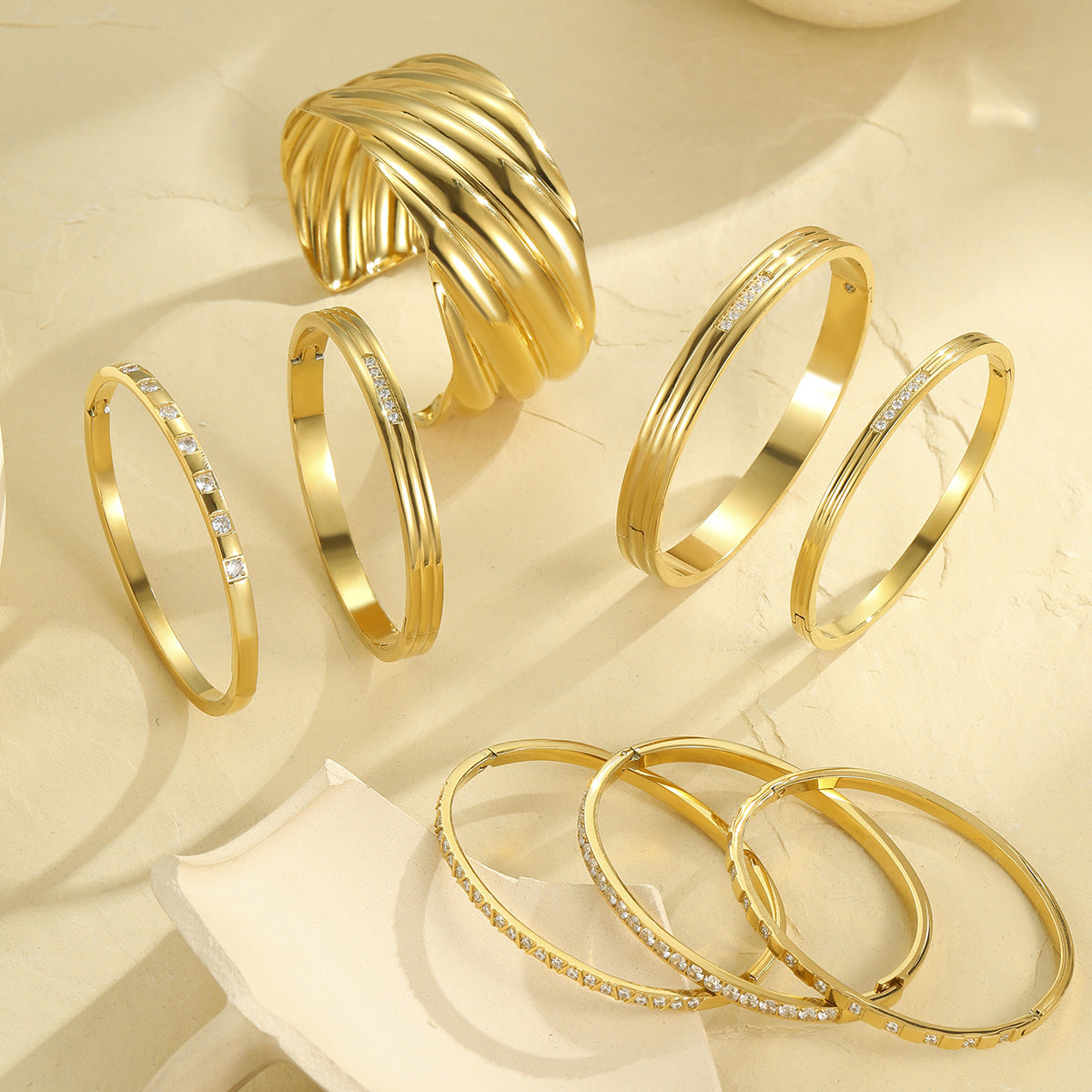 Bracciale da donna in acciaio inossidabile placcato oro 18 carati con design geometrico di ispirazione vintage e strass