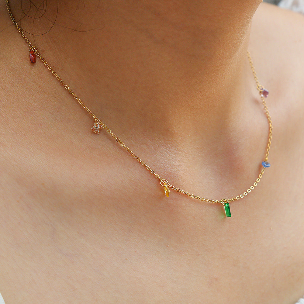 Collana da donna a forma di U minimalista con strass arcobaleno in acciaio inossidabile, finitura placcata e catena a O
