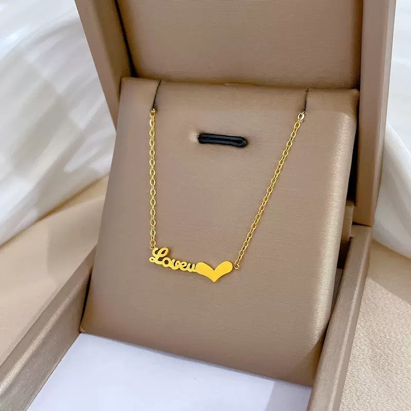 Collana da donna a forma di cuore "Love U" piccola, minimalista ed elegante in acciaio al titanio, con finitura placcata e catena a clavicola