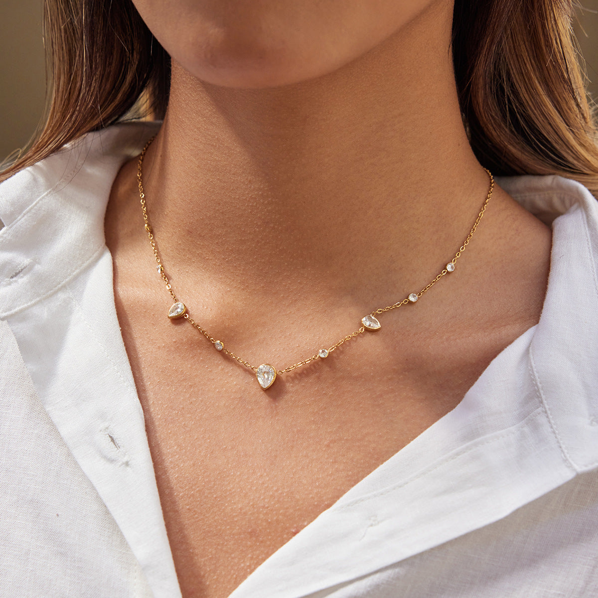 Collana da Donna in Acciaio al Titanio Placcato Oro 18K con Motivo a Mano Geometrico Minimalista