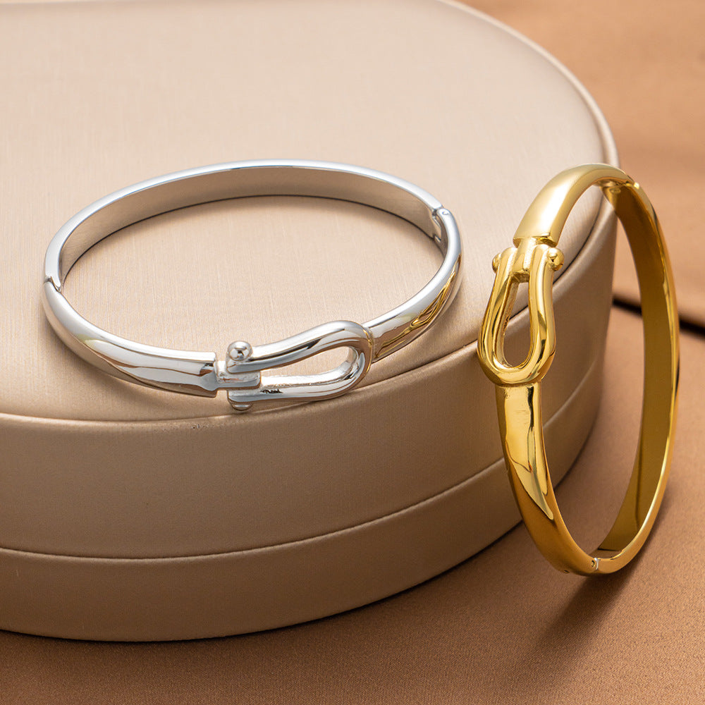Bracciale Minimalista a Ferro di Cavallo a U in Acciaio al Titanio con Galvanizzazione Sottovuoto e Finitura Liscia Lucida