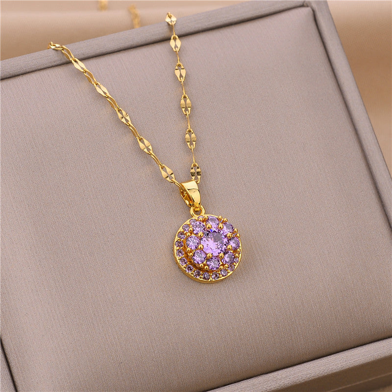 Collana rotante da donna in acciaio al titanio con ciondolo portafortuna e zirconi cubici su catena ondulata dal design geometrico
