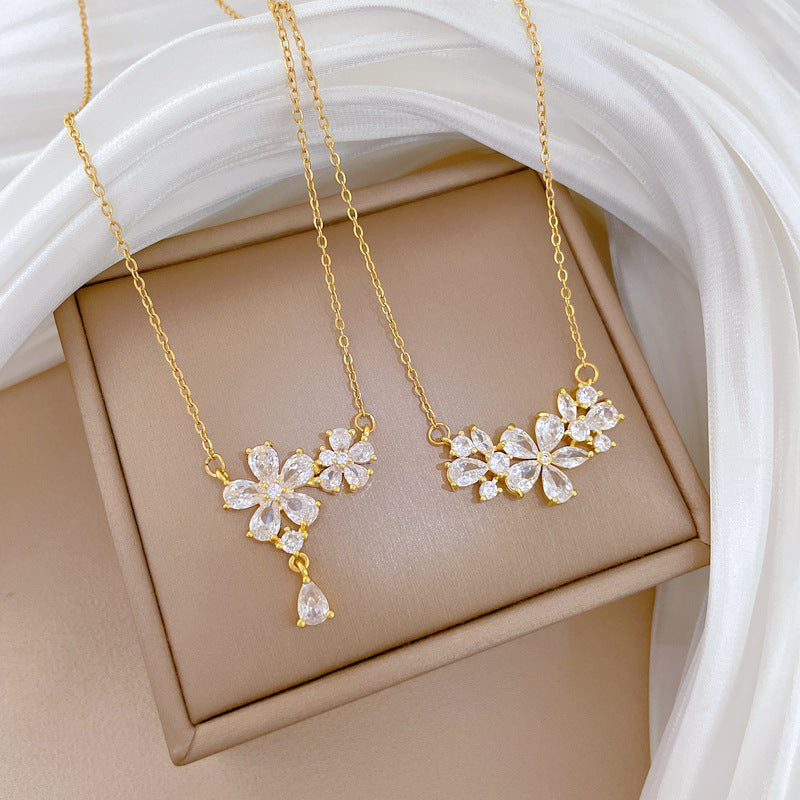 Sweet Elegant Five-Leaf Flower Plant Shape Cubic Zirconia Inlaid Titanium Steel Necklace for Unisex