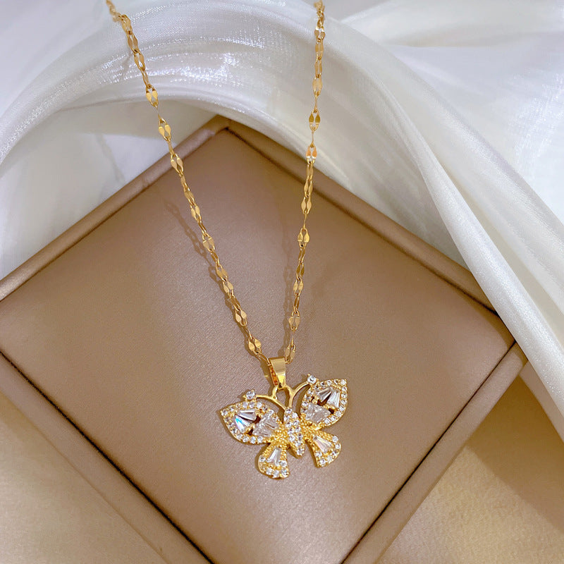 Collana pendente a farfalla minimalista in acciaio al titanio da donna con intarsio in strass e delicata catena clavicola
