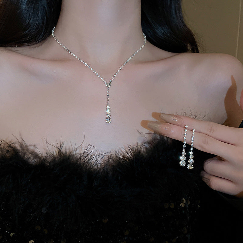 Elegante collar con colgante de lazo de diamantes de imitación y detalles de nácar perlado para mujer — Delicada cadena para clavícula en estilo de lujo minimalista y a la moda