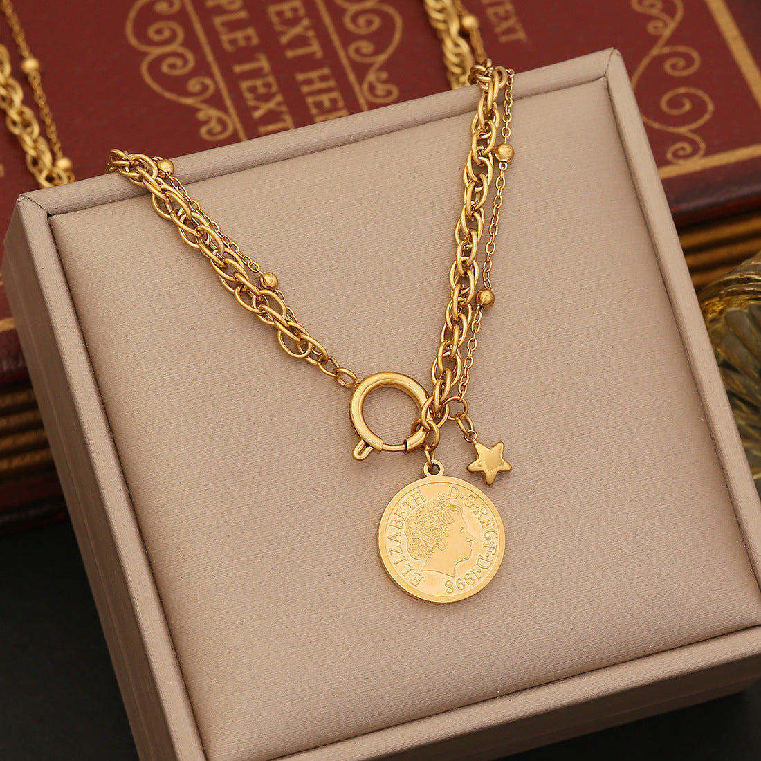 Collana con ciondolo a moneta personalizzata da donna in acciaio inossidabile con finitura placcata