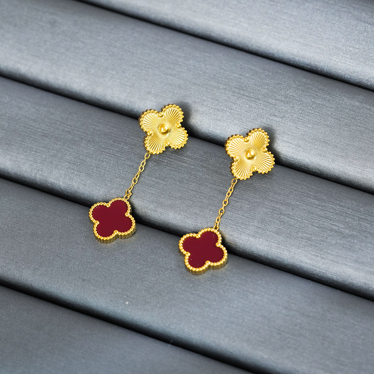 Conjunto de Collar de Trébol de Cuatro Hojas Geométrico Moderno Minimalista de Acero de Titanio para Mujer con Baño de Oro de 18K y Detalles de Nácar