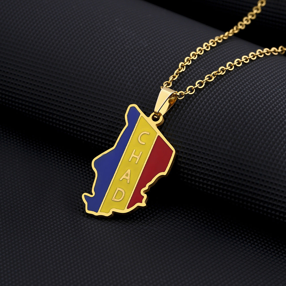 Collar con colgante de mapa y bandera geométrica de la República de Chad en acero inoxidable con dije de titanio y acabado galvanizado unisex
