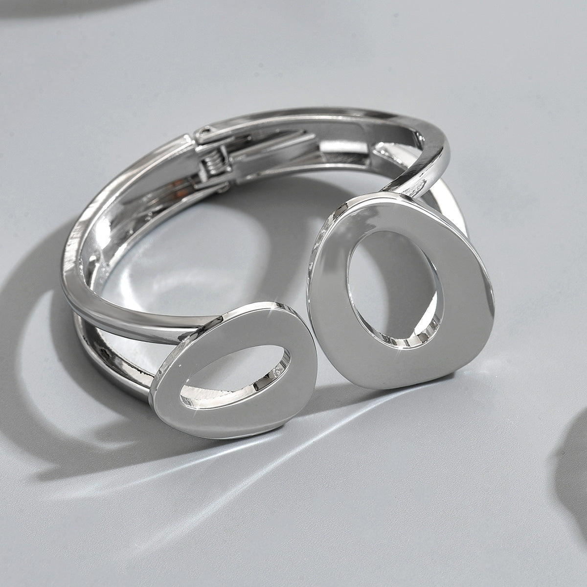 Conjunto de pulsera y anillo geométricos de moda en aleación de zinc con acabado chapado para un estilo versátil