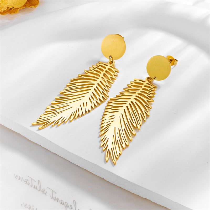 Pendientes minimalistas retro de acero de titanio con tonos fríos en forma de pluma y acabado chapado para mujer
