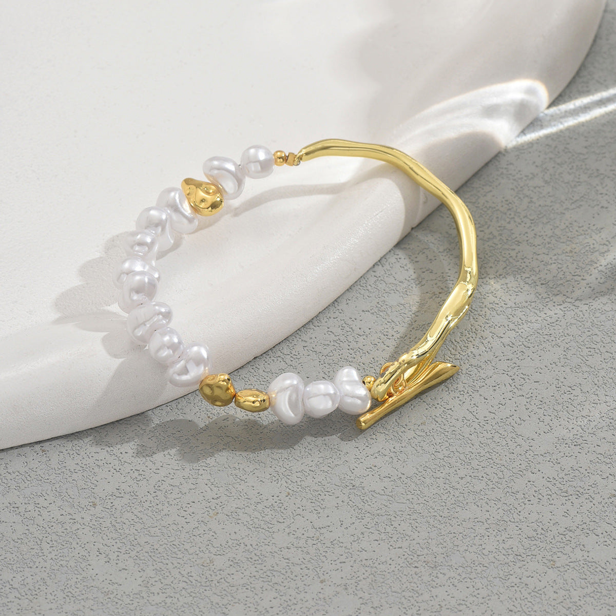 Pulsera de Cobre para Mujer de Lujo, Minimalista, Geométrica y con Perlas