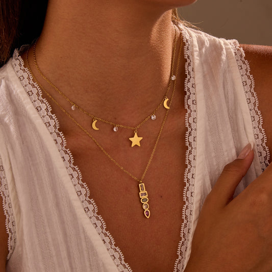 Elegante Collar de Acero Inoxidable en Forma de Estrella con Baño de Oro de 18K e Incrustaciones de Circones de Colores para Mujer