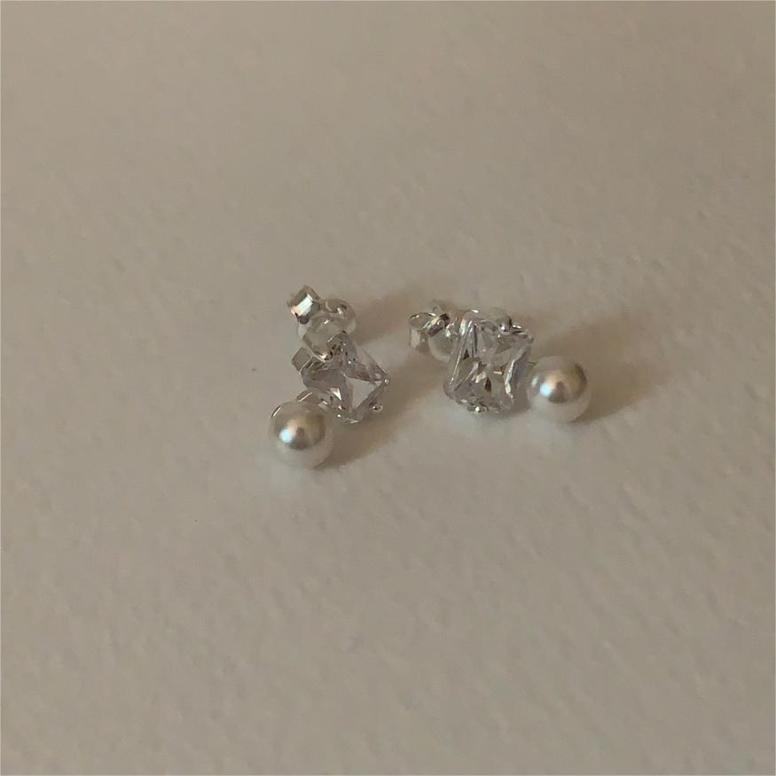 Minimalist Geometric Square-Cut Pearl Stud Earrings in 925 Sterling Silver with Plated Finish