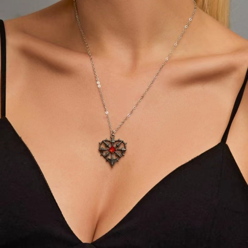 Collar con colgante de aleación con forma de corazón estilo gótico con baño de rodio para mujer