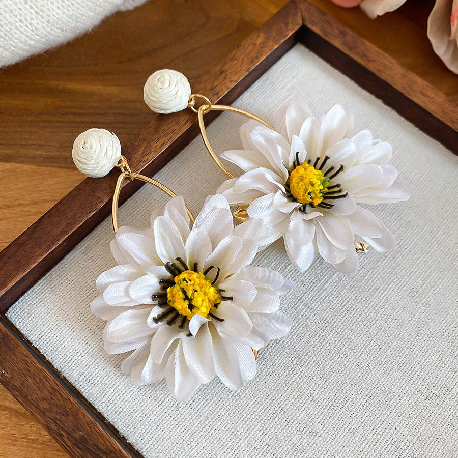 Pendientes de botón florales de tela hechos a mano para mujer con postes de acero, joyería elegante y minimalista