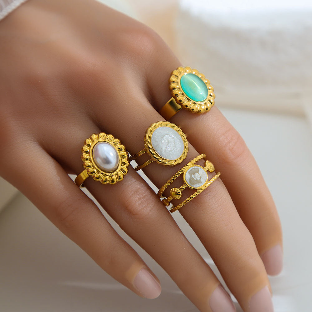 Anello Minimalista Rotondo da Donna in Acciaio al Titanio con Finitura Smaltata e Placcatura in Oro 18K