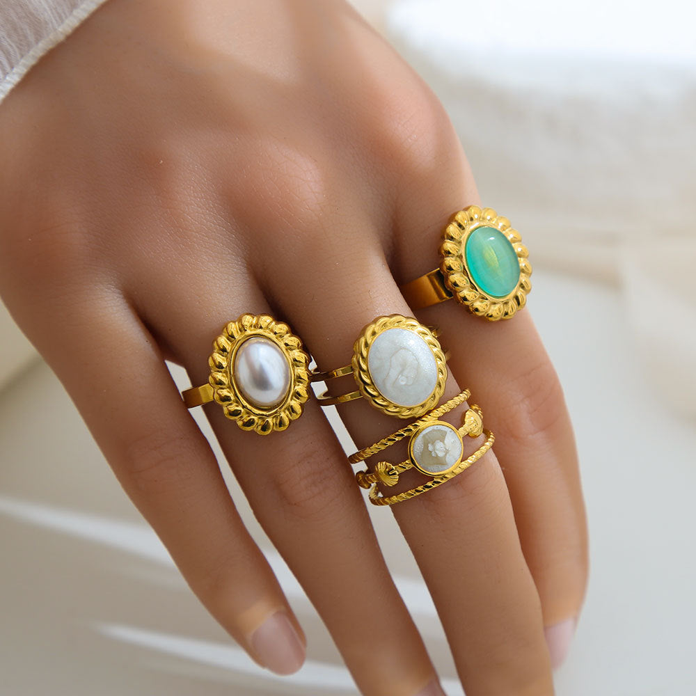 Anello Minimalista Rotondo da Donna in Acciaio al Titanio con Finitura Smaltata e Placcatura in Oro 18K