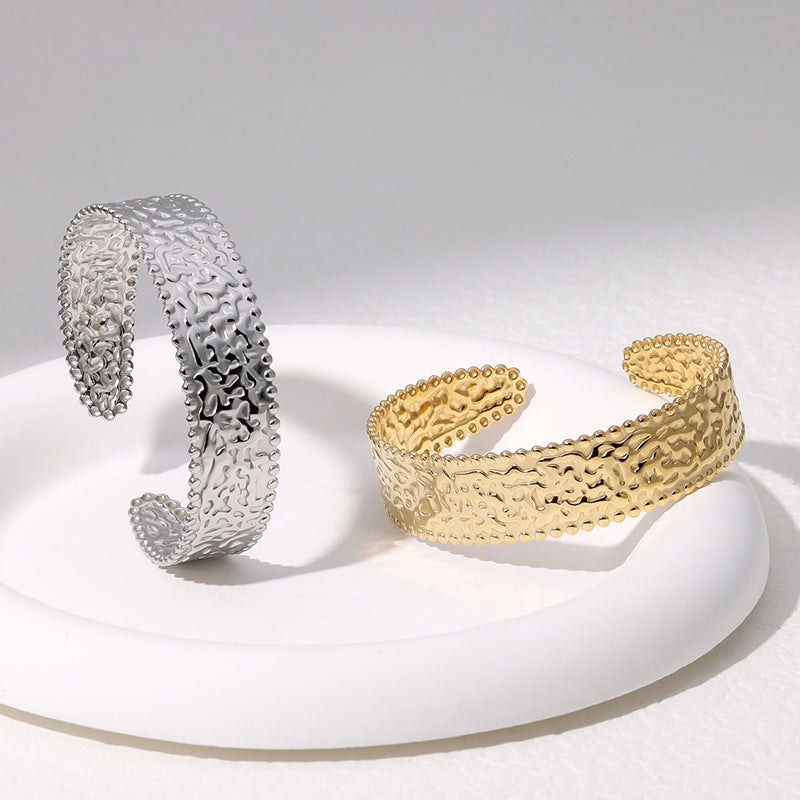 Bracciale Aperto Vintage in Acciaio Inossidabile con Placcatura in Oro 18K, Superficie Texturizzata, Design Minimalista di Lusso
