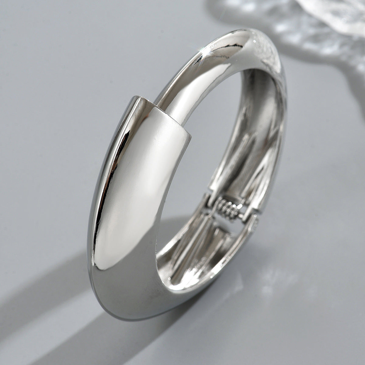 Pulsera geométrica de aleación de zinc brillante con acabado chapado para mujer, brazalete abierto minimalista con contornos circulares y ovalados