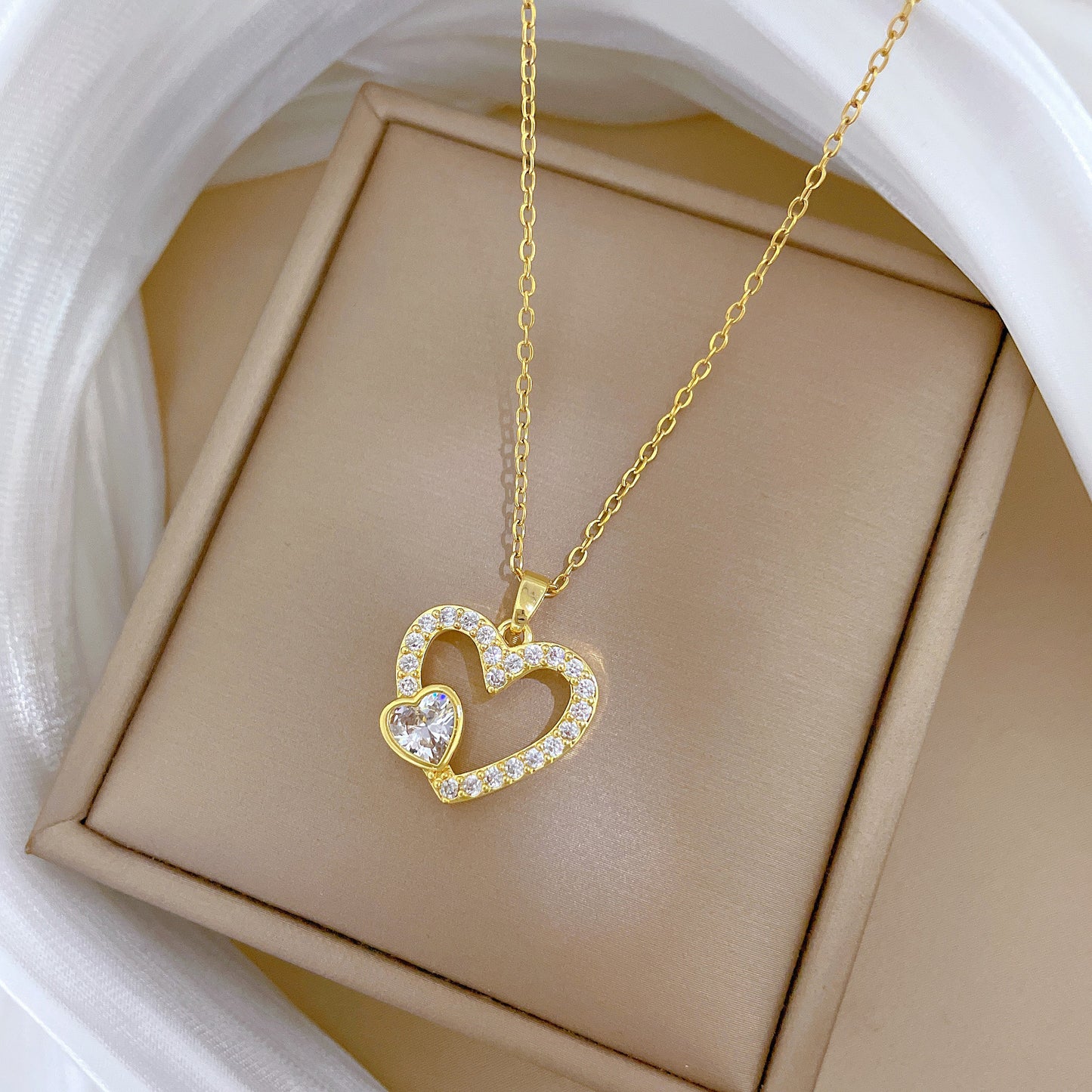Collana in acciaio inossidabile a forma di cuore stile cartone animato con intarsio completo di strass per donne e uomini, delicata catena per clavicola
