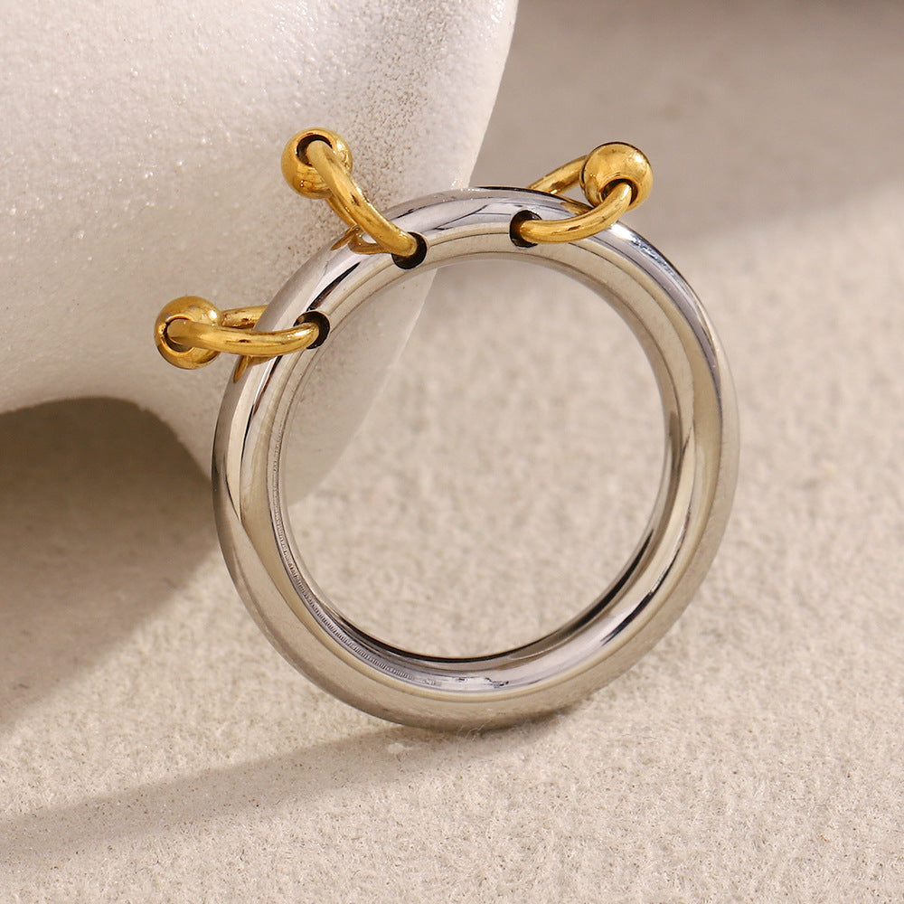 Anello Minimalista Geometrico in Acciaio Inossidabile con Placcatura in Oro 18K e Dettaglio Nappa Perlata