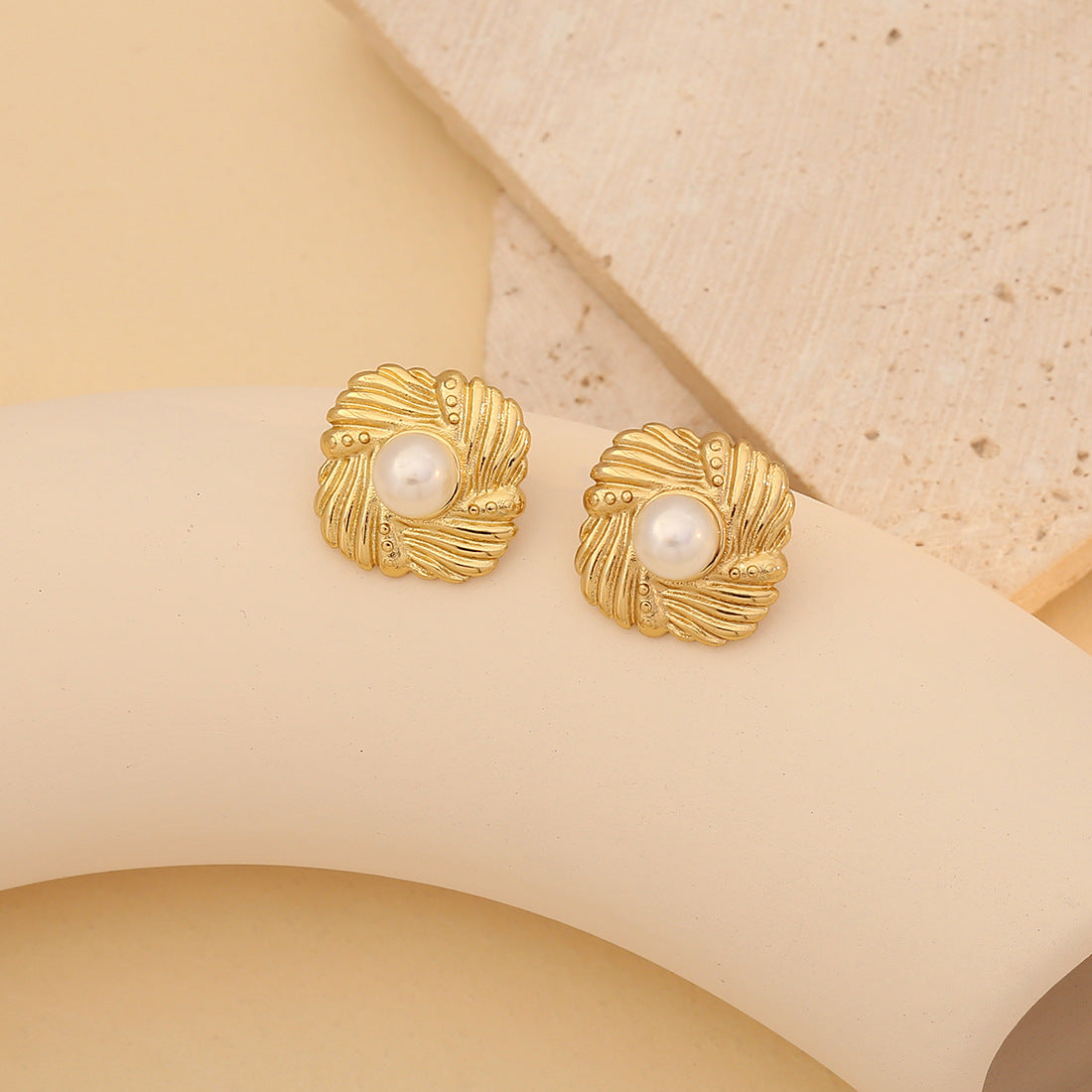Fashionable OL Style Shell-Shaped Stainless Steel Stud Earrings with Pearl Inlay and Plated Finish