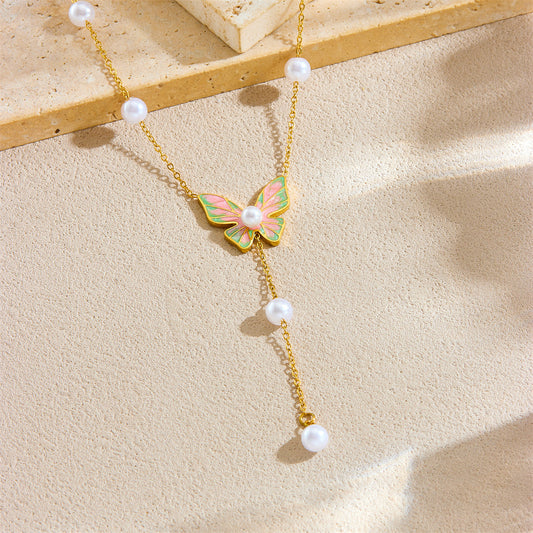 Collana pendente a farfalla minimalista con smalto colorato e accenti di perle su catena snake in acciaio inossidabile da donna