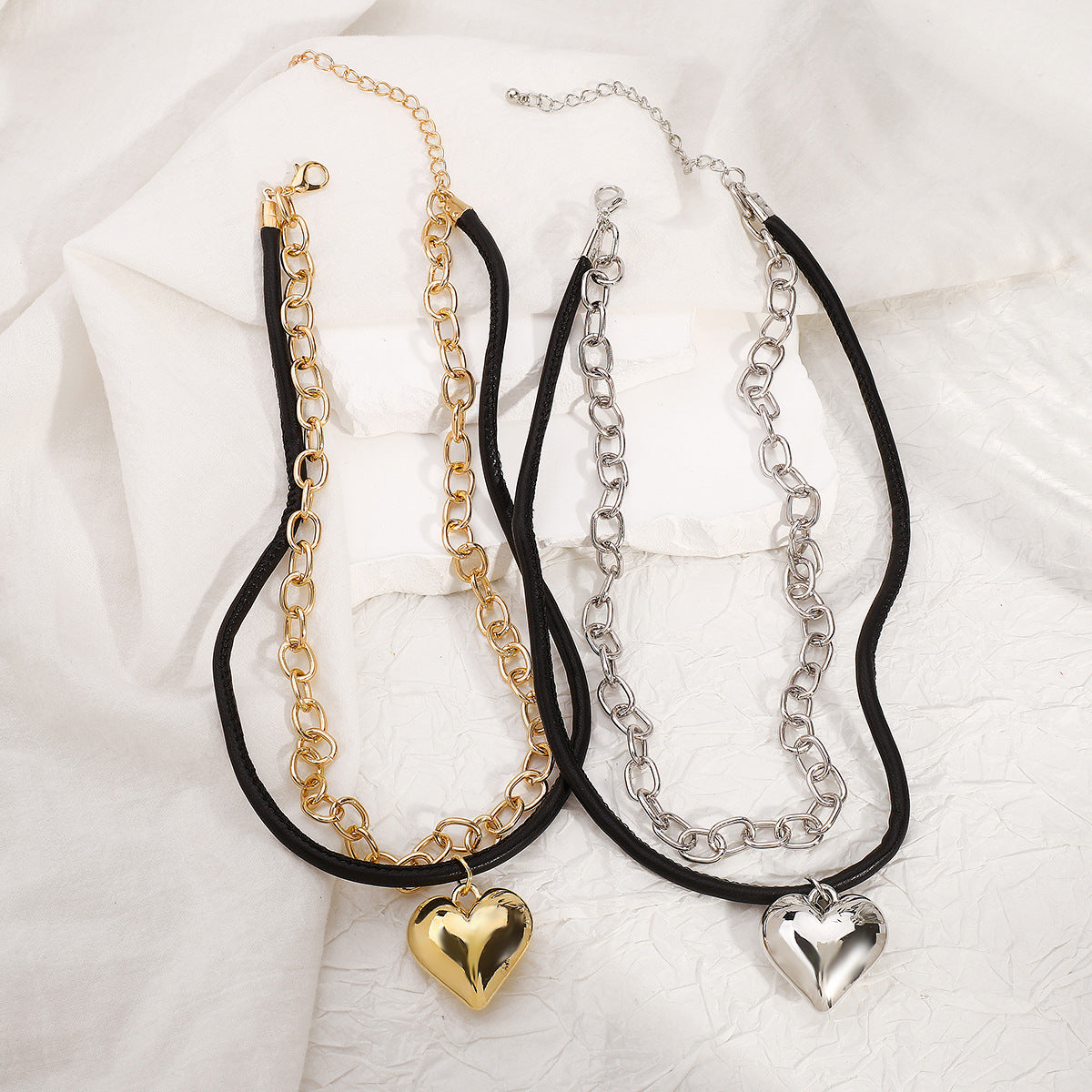 Girocollo con ciondolo a forma di cuore, dolce e audace, con catena in alluminio e cordino in pelle con finitura placcata