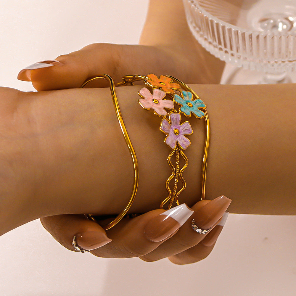 Bracciale regolabile in stile Ins con design floreale, placcato oro 18 carati in acciaio inossidabile e smalto colorato