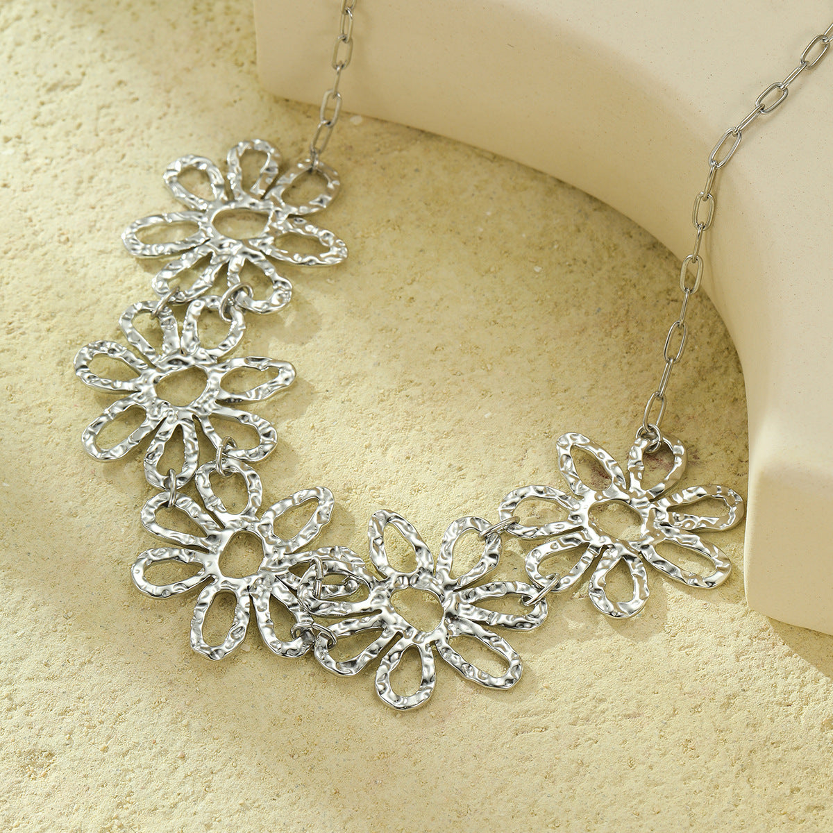 Collana con ciondolo a petalo floreale irregolare, vintage elegante, traforato, da donna, in acciaio inossidabile placcato, leggero, versatile, gioiello di tendenza