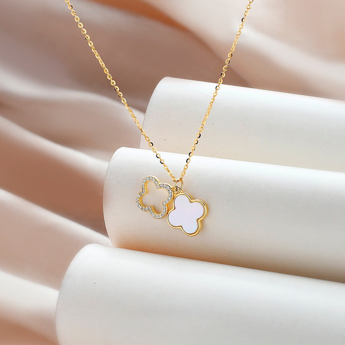 Minimalist Clover-Shaped Mother-of-Pearl Pendant Necklace for Women in Titanium Steel with Plated Finish