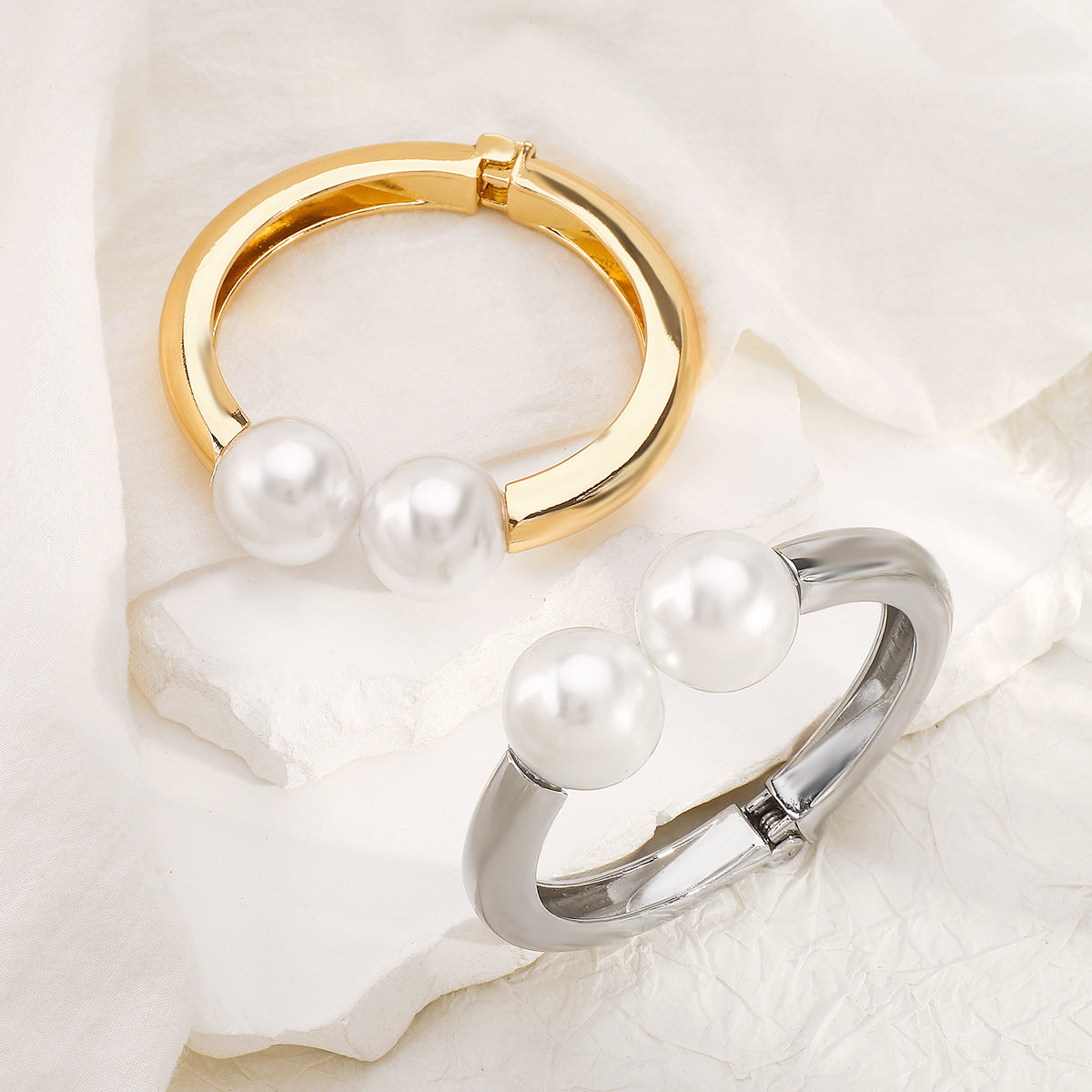 Pulsera minimalista de aleación geométrica con detalles de perlas simuladas