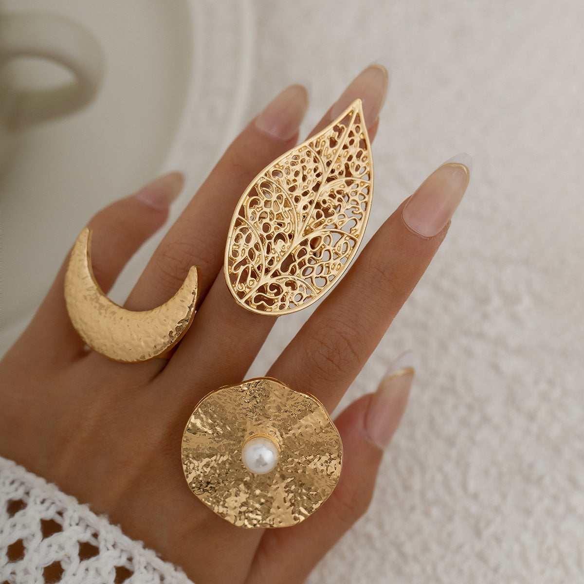Anello aperto in lega minimalista a forma di girasole da donna con perle finte e motivo a foglia