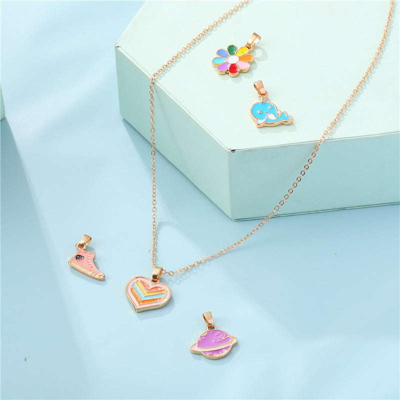 Collana con ciondolo a forma di delfino e pianeta in stile cartone animato per bambini in lega con finitura smaltata su catena a croce