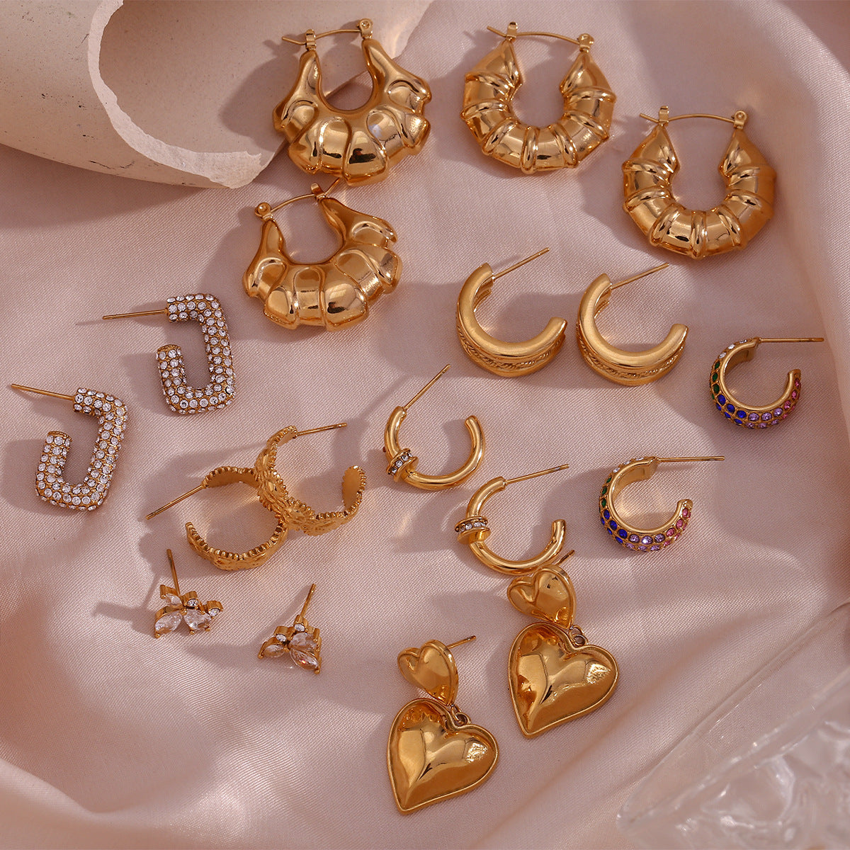 Pendientes minimalistas de acero inoxidable con forma de corazón vintage, chapado en oro de 18 quilates y detalles geométricos