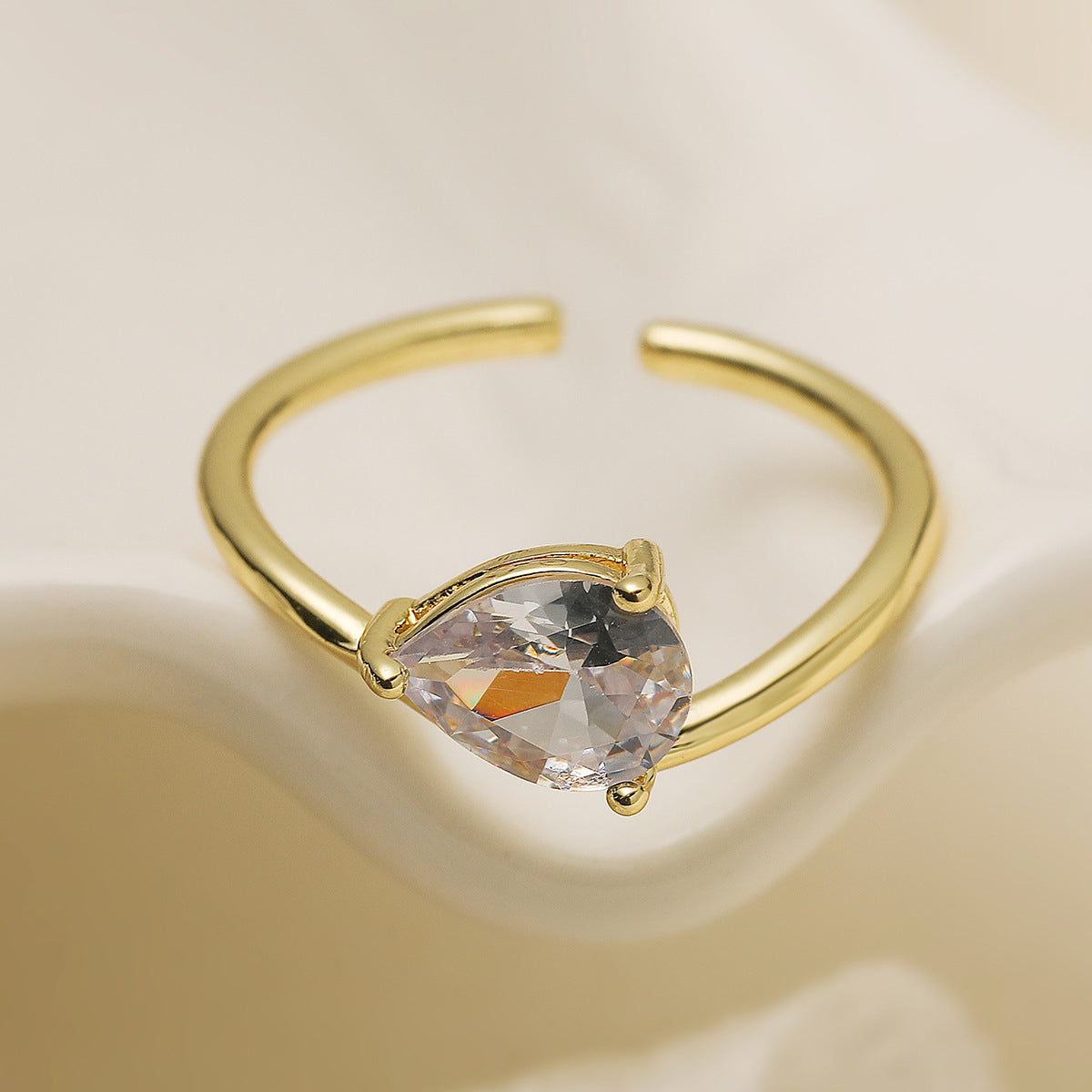 Anillo Minimalista Geométrico Abierto con Forma de Gota para Mujer en Latón con Baño de Oro de 18K y Incrustaciones de Circonita
