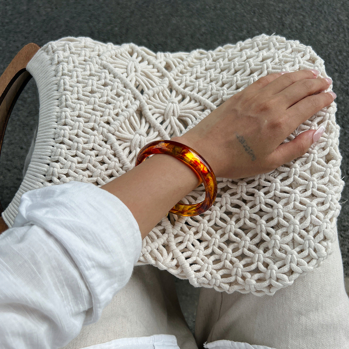 Bracciale a Polsino Geometrcio in Resina alla Moda da Donna con Effetto Ombré Irregolare e Finitura Placcata