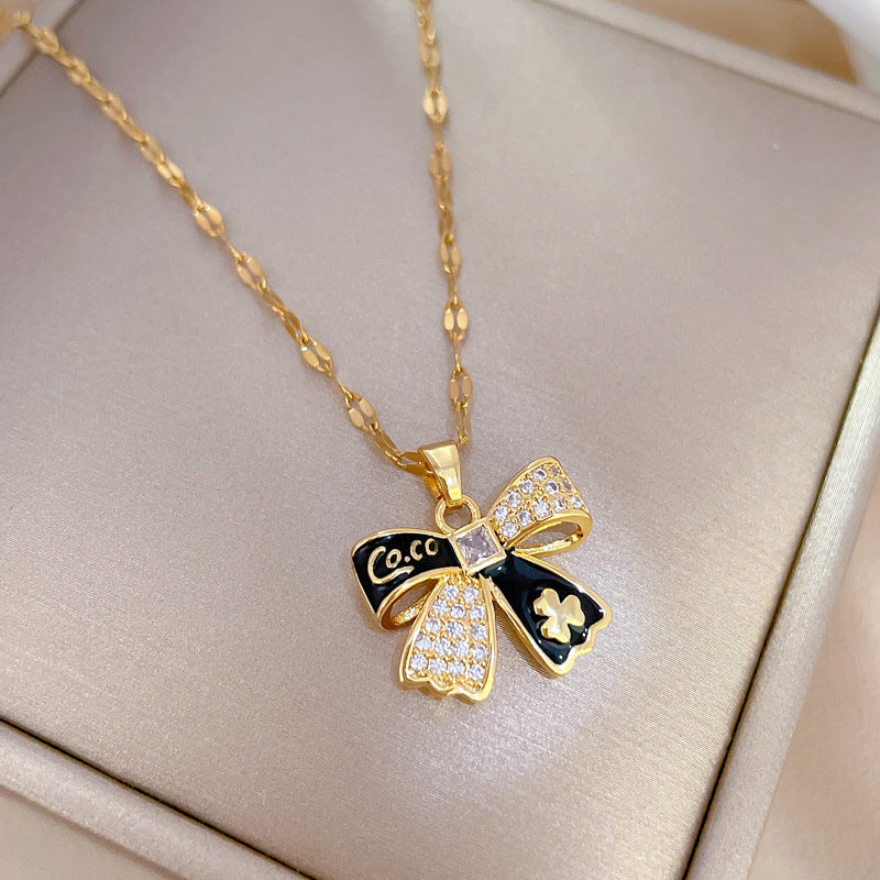 Collana con ciondolo a fiocco in stile cartone animato, motivo floreale, in acciaio al titanio con intarsio di strass, per donna